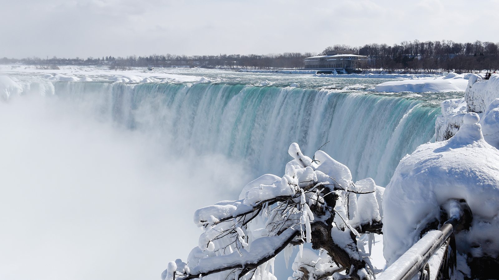 Nijagarini vodopadi - Page 3 Winter-in-Niagara-Falls-Frozen-Daytime