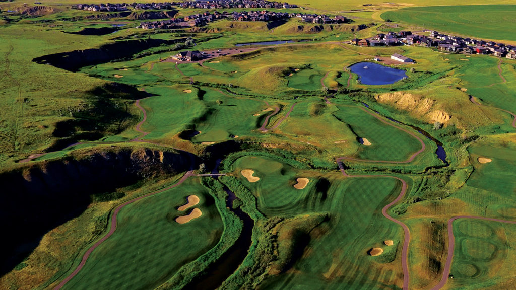 overhead photo of Alberta golf course Desert Blume with houses in distance